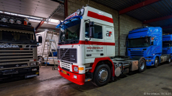 20251019-Tom-Holding-00455